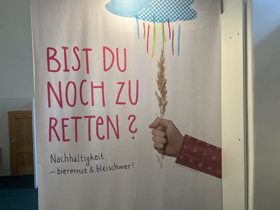 Das Bild zeigt die Ausstellung „Bist du noch zu retten? Nachhaltigkeit – bierernst & bleischwer!“