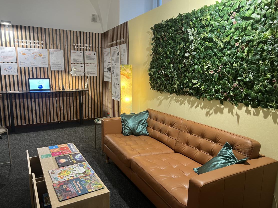 Das Bild zeigt die Ausstellung „Bist du noch zu retten? Nachhaltigkeit – bierernst & bleischwer!“