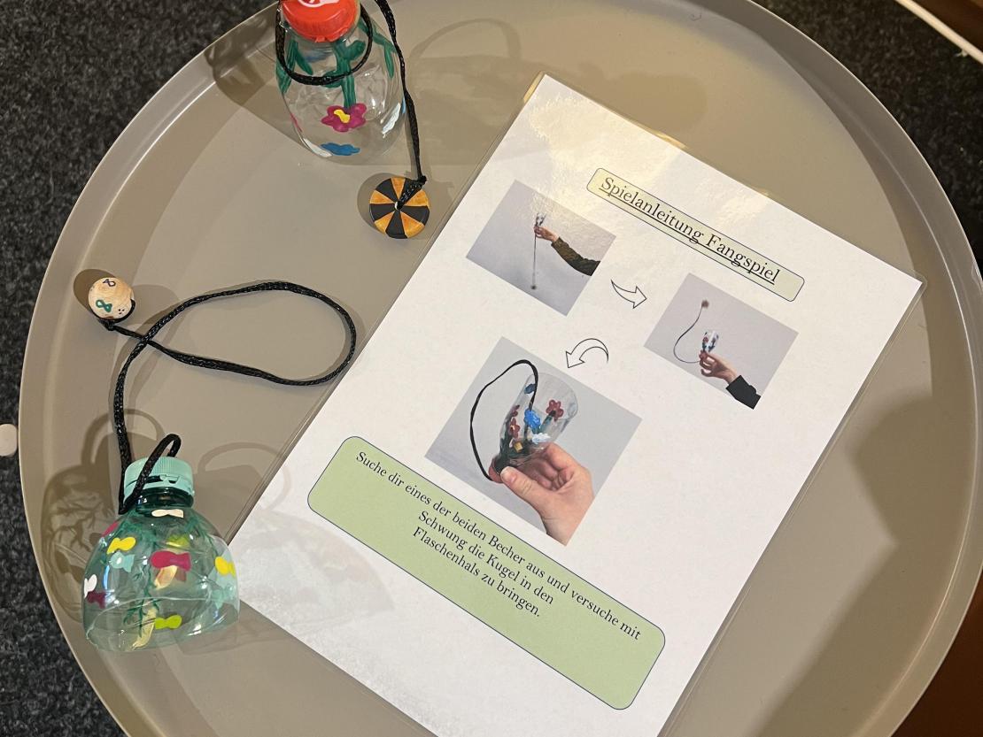 Das Bild zeigt die Ausstellung „Bist du noch zu retten? Nachhaltigkeit – bierernst & bleischwer!“