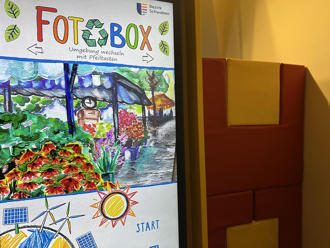 Das Bild zeigt die Ausstellung „Bist du noch zu retten? Nachhaltigkeit – bierernst & bleischwer!“