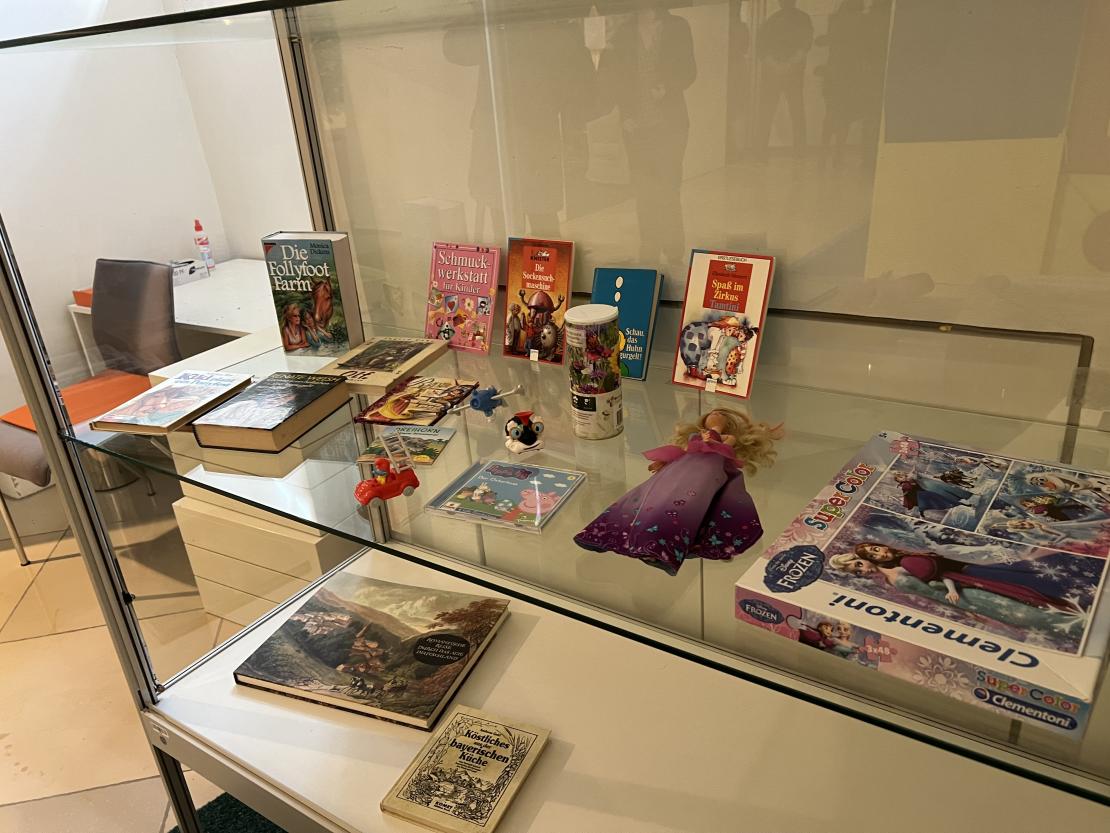 Das Bild zeigt die Ausstellung „Bist du noch zu retten? Nachhaltigkeit – bierernst & bleischwer!“