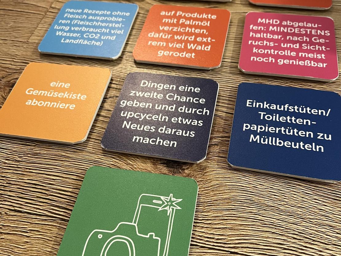 Das Bild zeigt die Ausstellung „Bist du noch zu retten? Nachhaltigkeit – bierernst & bleischwer!“