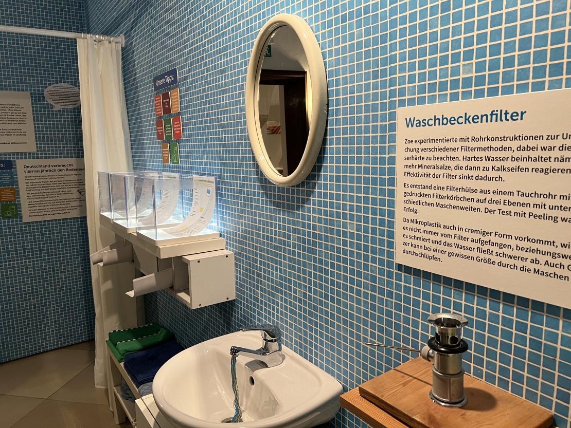 Das Bild zeigt die Ausstellung „Bist du noch zu retten? Nachhaltigkeit – bierernst & bleischwer!“