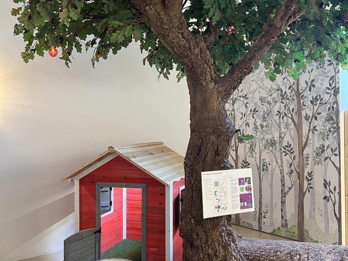 Das Bild zeigt die Ausstellung „Bist du noch zu retten? Nachhaltigkeit – bierernst & bleischwer!“