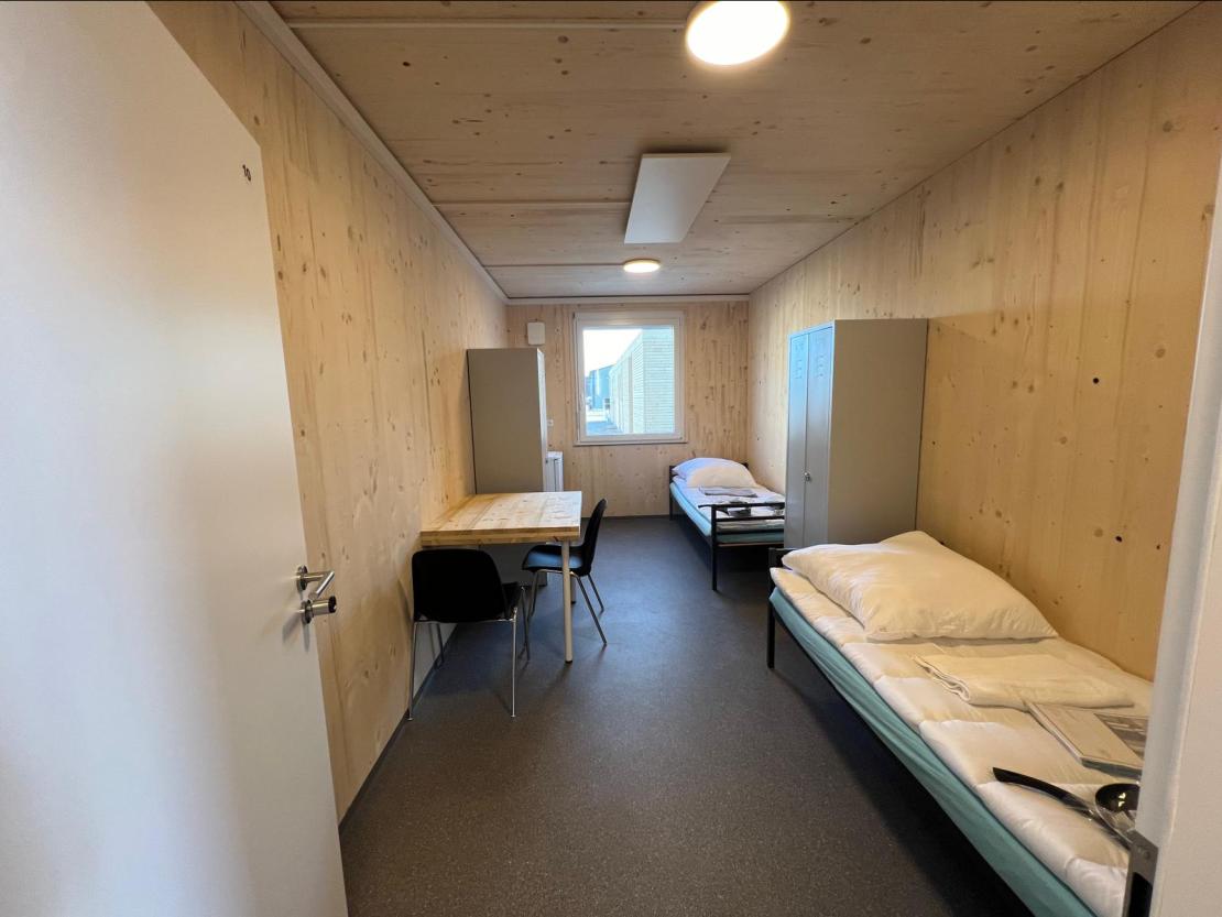 Das Bild zeigt das Innere der neuen Asylunterkunft in Mertingen