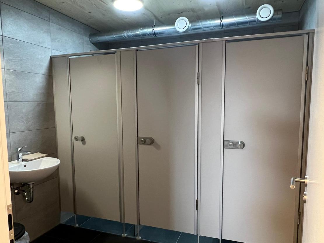 Das Bild zeigt das Innere der neuen Asylunterkunft in Mertingen