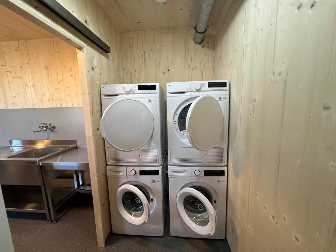 Das Bild zeigt das Innere der neuen Asylunterkunft in Mertingen