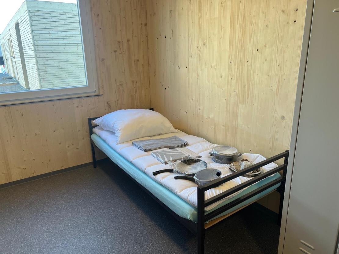 Das Bild zeigt das Innere der neuen Asylunterkunft in Mertingen