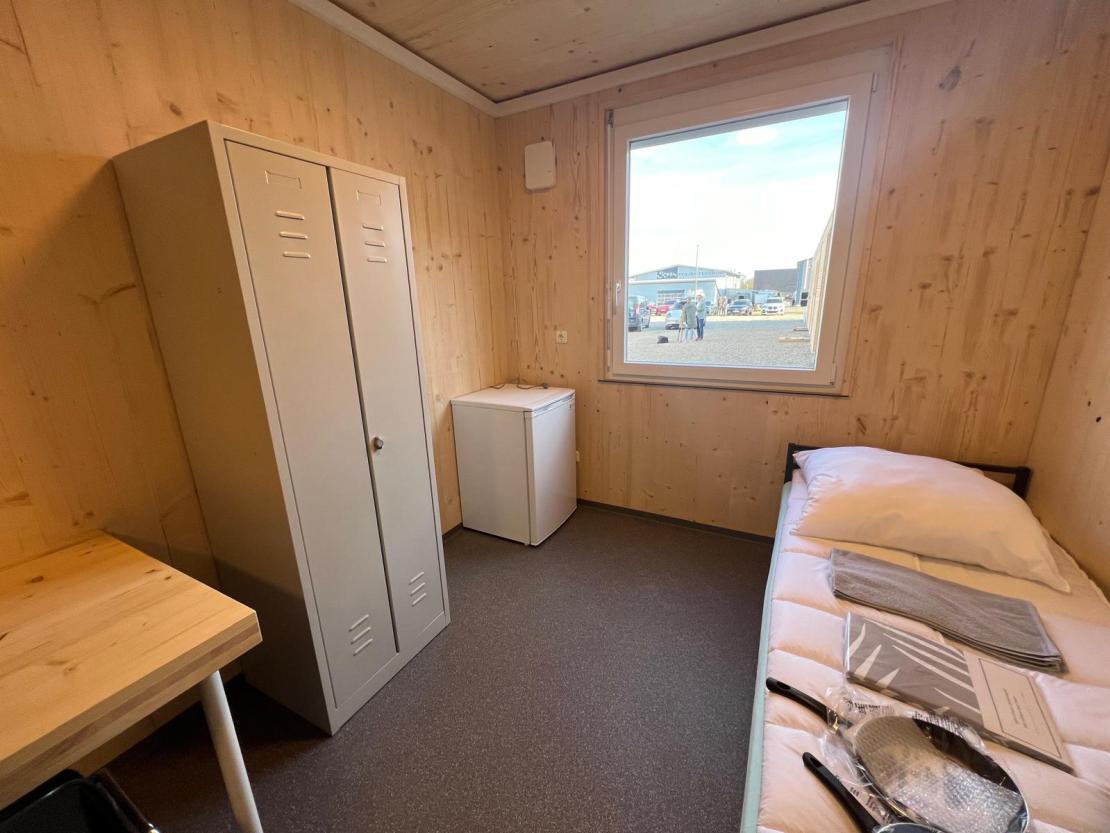 Das Bild zeigt das Innere der neuen Asylunterkunft in Mertingen