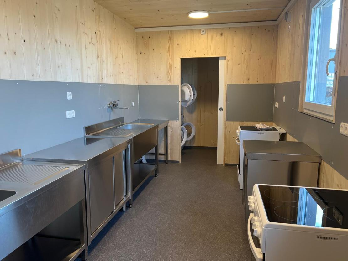 Das Bild zeigt das Innere der neuen Asylunterkunft in Mertingen