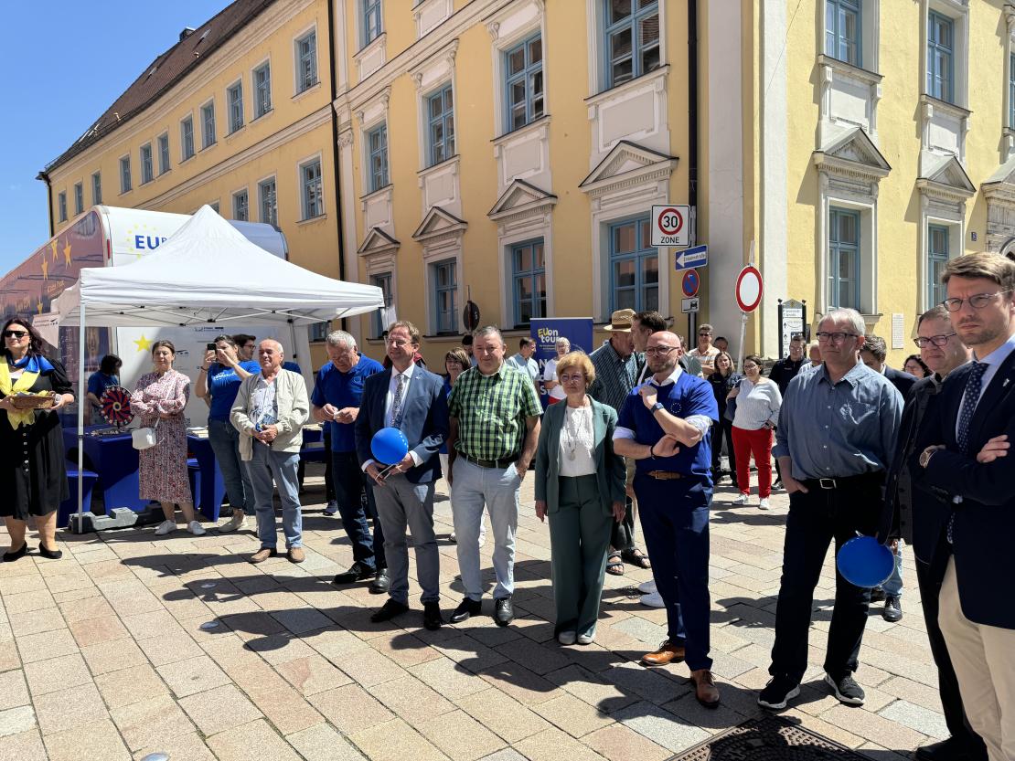 Das Bild zeigt Impressionen vom Donauwörther Maimarkt 2024.