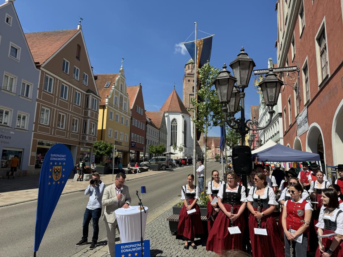 Das Bild zeigt Impressionen vom Donauwörther Maimarkt 2024.
