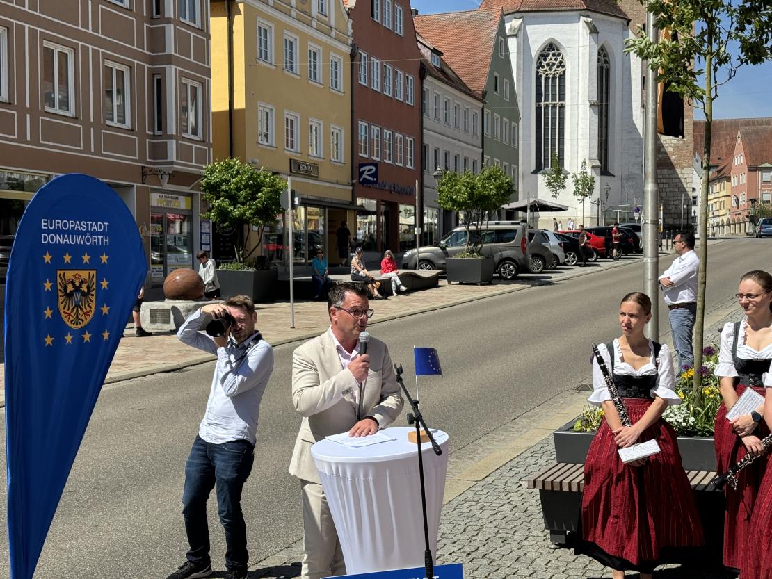 Das Bild zeigt Impressionen vom Donauwörther Maimarkt 2024.