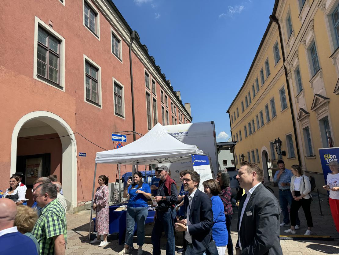 Das Bild zeigt Impressionen vom Donauwörther Maimarkt 2024.