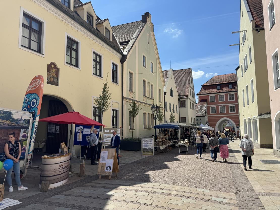 Das Bild zeigt Impressionen vom Donauwörther Maimarkt 2024.