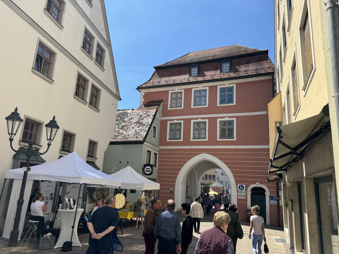 Das Bild zeigt Impressionen vom Donauwörther Maimarkt 2024.