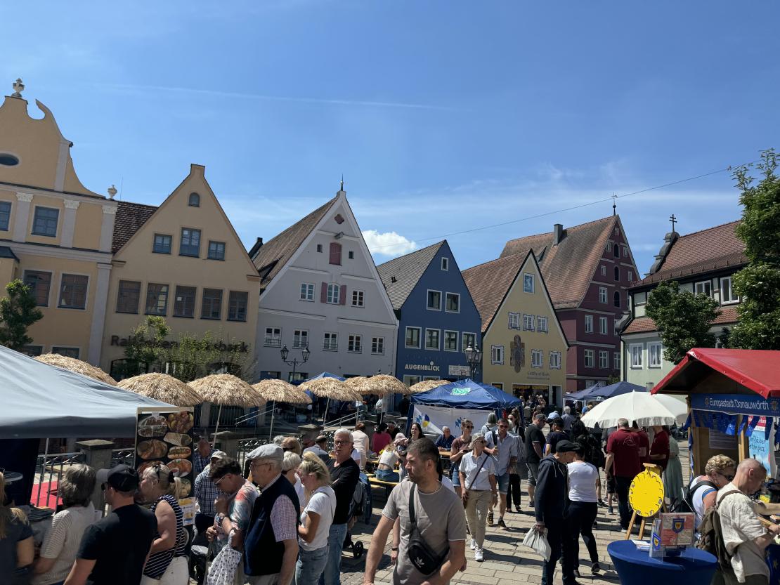 Das Bild zeigt Impressionen vom Donauwörther Maimarkt 2024.