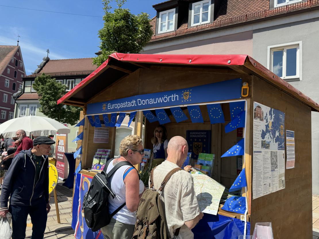 Das Bild zeigt Impressionen vom Donauwörther Maimarkt 2024.