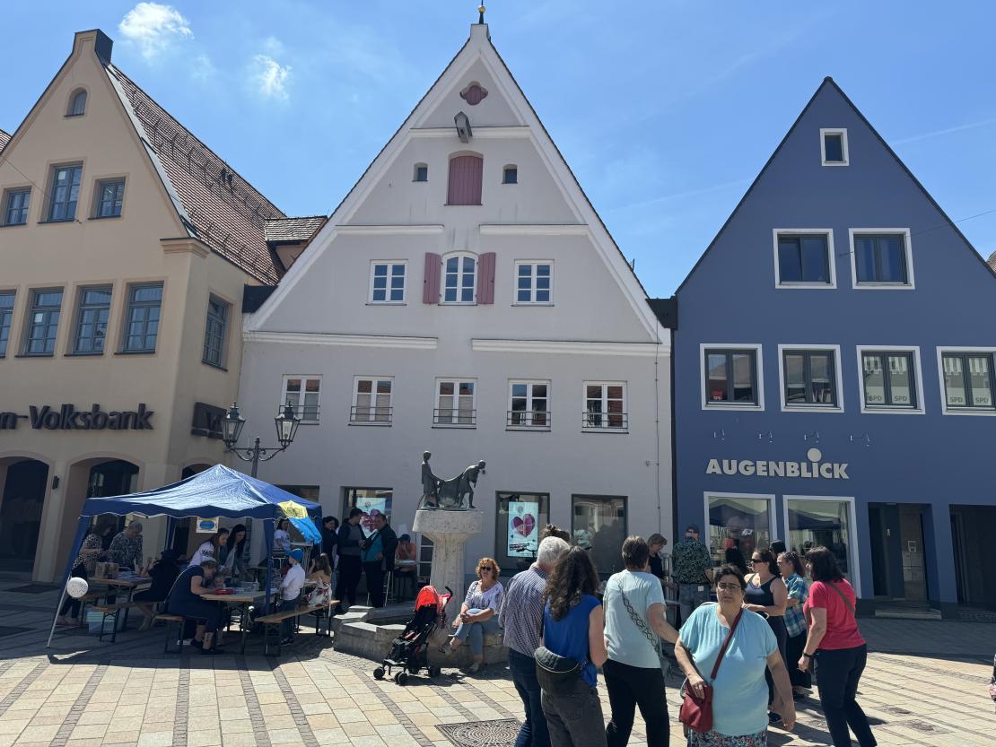 Das Bild zeigt Impressionen vom Donauwörther Maimarkt 2024.