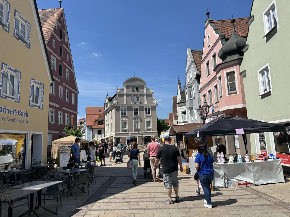 Das Bild zeigt Impressionen vom Donauwörther Maimarkt 2024.