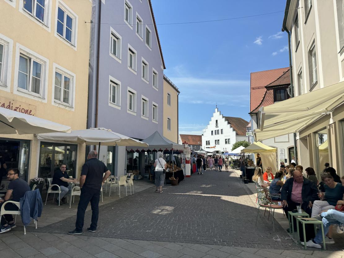 Das Bild zeigt Impressionen vom Donauwörther Maimarkt 2024.
