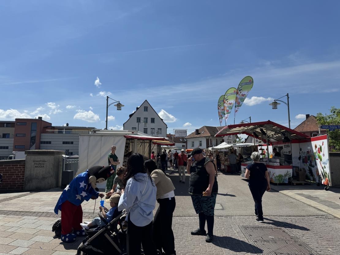 Das Bild zeigt Impressionen vom Donauwörther Maimarkt 2024.