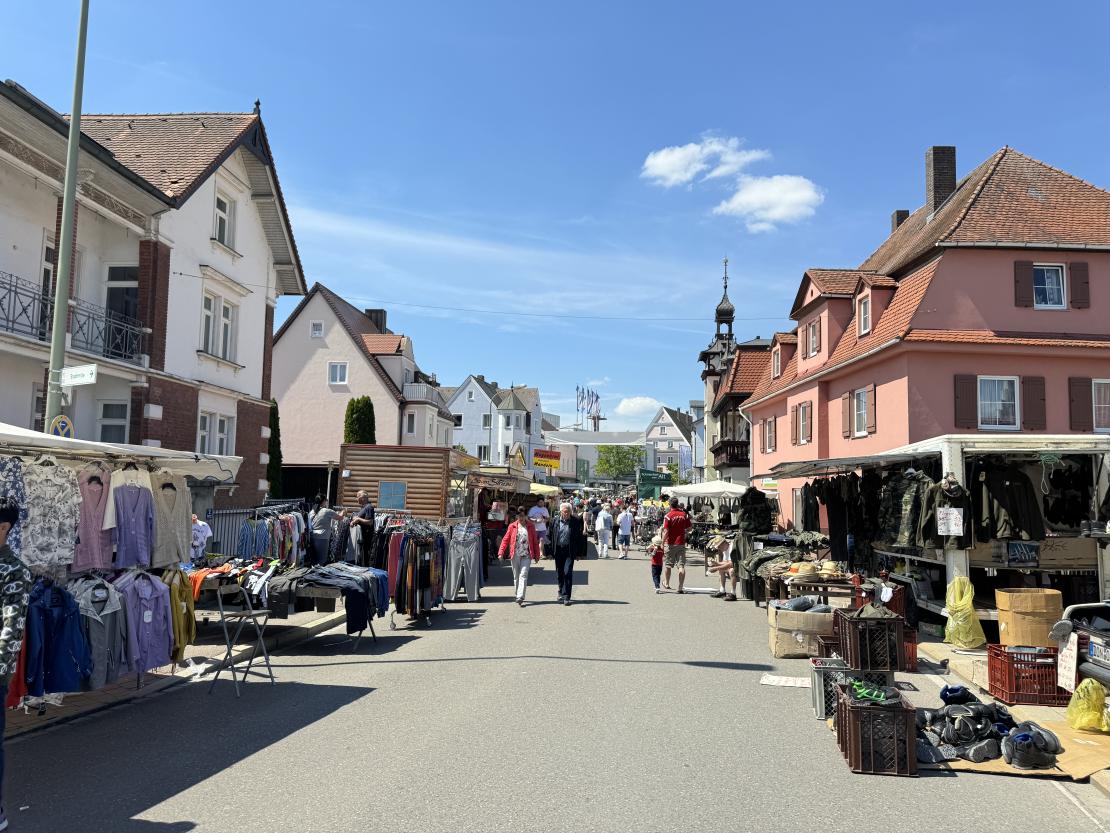 Das Bild zeigt Impressionen vom Donauwörther Maimarkt 2024.