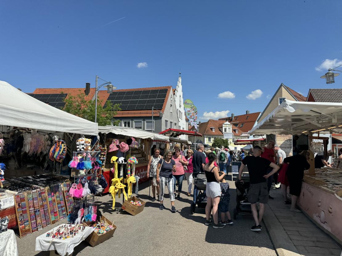 Das Bild zeigt Impressionen vom Donauwörther Maimarkt 2024.