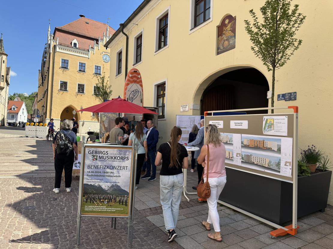 Das Bild zeigt Impressionen vom Donauwörther Maimarkt 2024.