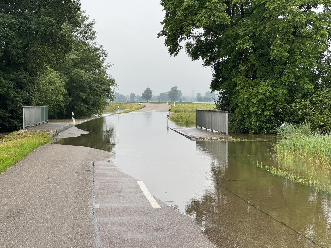 Die Straße zwische Heißesheim und Rettingen steht mittlerweile unter Wasser.