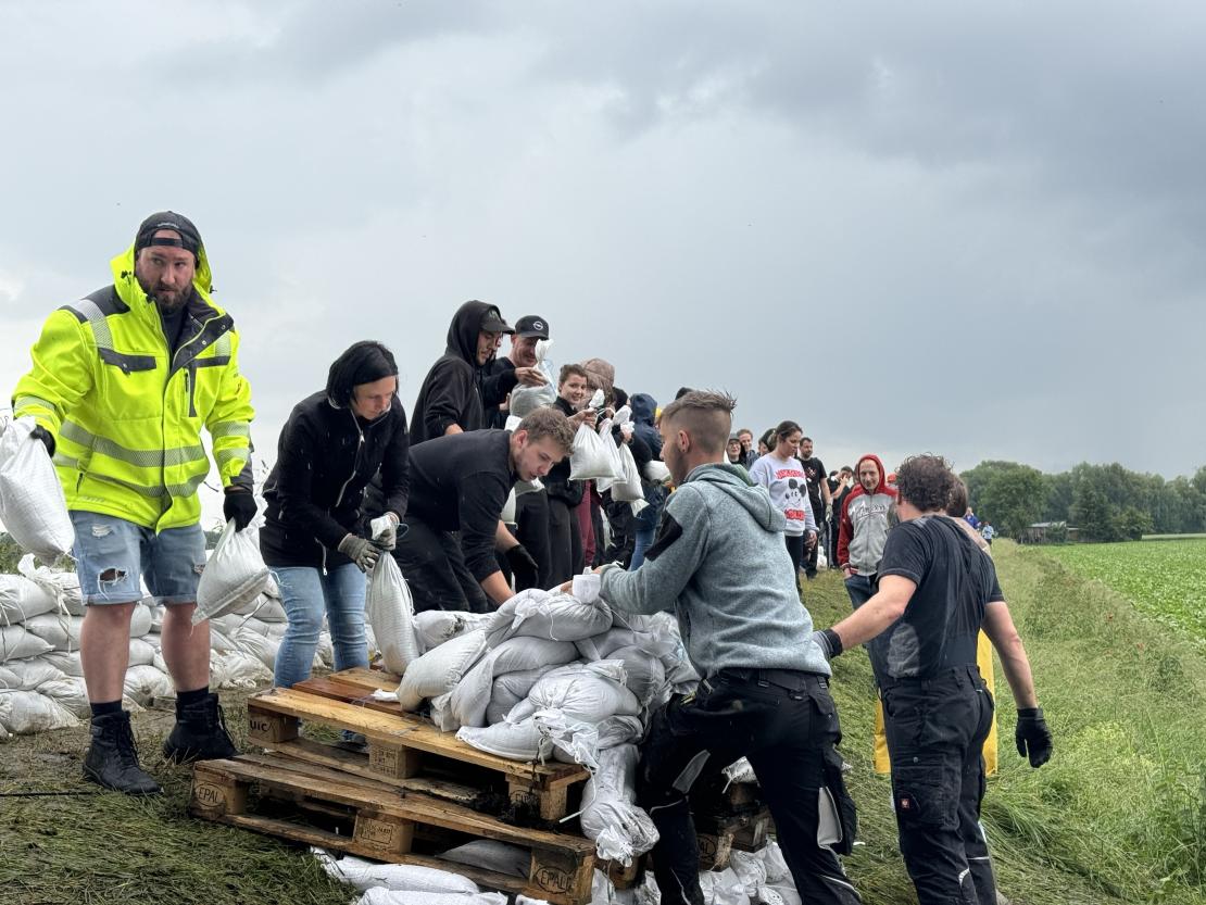 Helfer*innen in Auchsesheim versuchen den Damm der Zusam zu sichern. 
