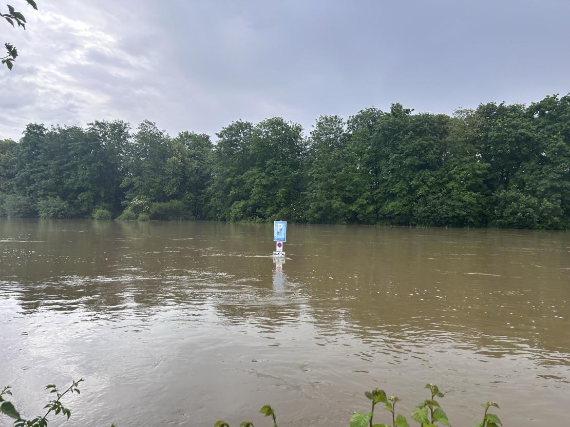 Überflutung am Parkplatz von Airbus Helicopters. 