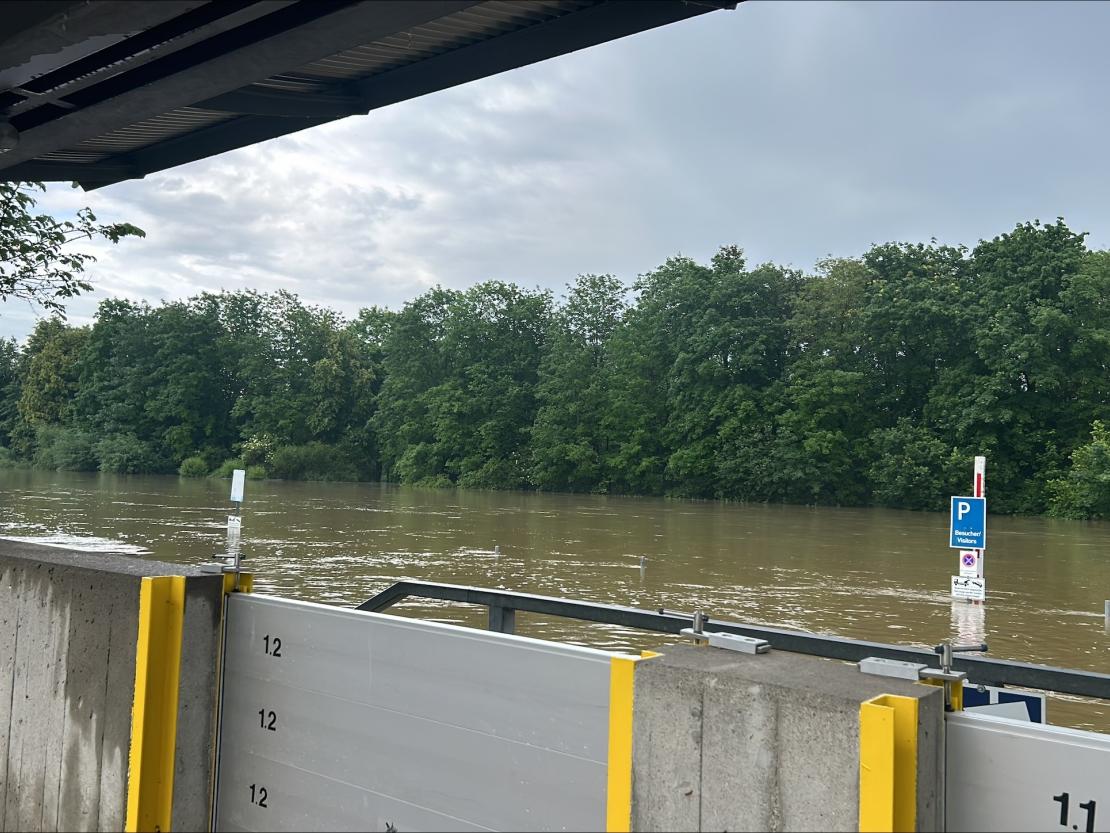 Überflutung am Parkplatz von Airbus Helicopters. 