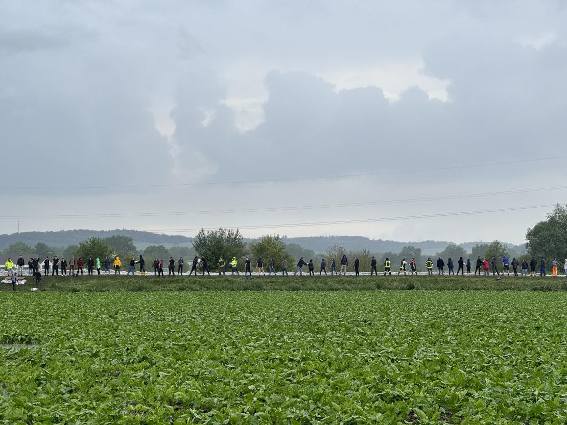 In Auchsesheim haben hunderte Menschen eine Menschenkette gebildet, um den Damm mit Sandsäcken zu sichern. 