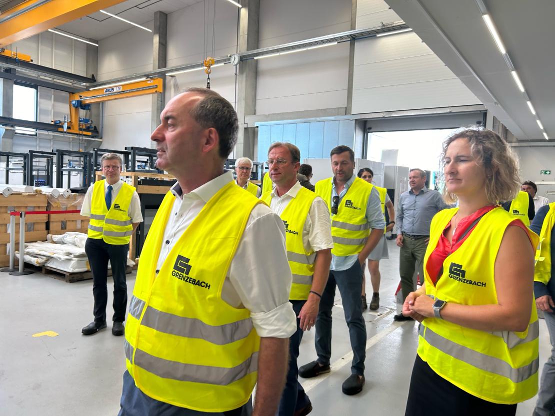 Parteiübergreifend machte er sich gemeinsam mit anderen Politiker*innen ein Bild vor Ort.  Im Vordergrund Wirtschaftsminister Hubert Aiwanger, dahinter MdL Wolfgang Fackler und rechts daneben MdL Marina Jakob. 