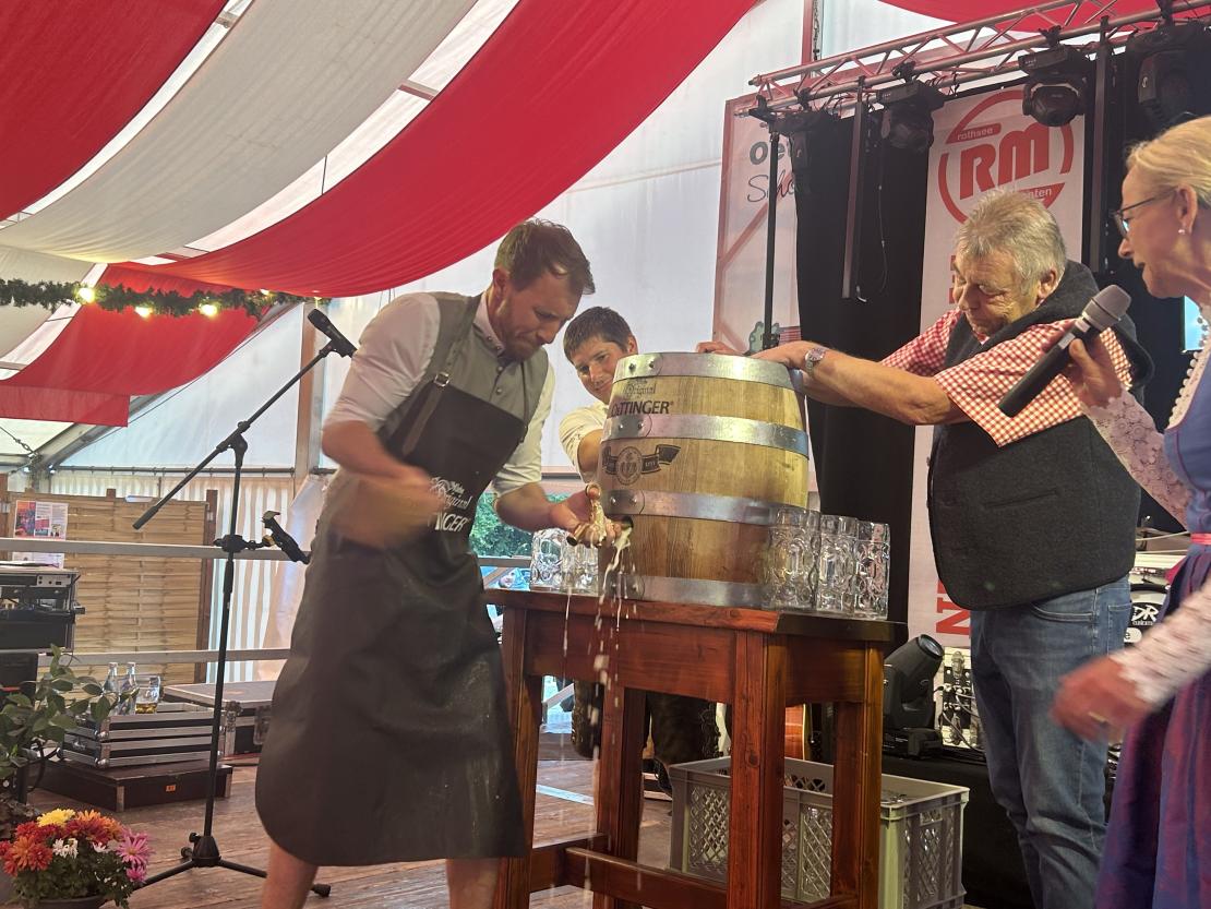 Oettingens Bürgermeister Thomas Heydecker beim traditionellen Bieranstich. Zweieinhalb Schläge - dann konnte gezapft werden. Moderiert wurde der Bieranstich durch die Geschäftsführende Gesellschafterin von Oettinger, Pia Kollmar.