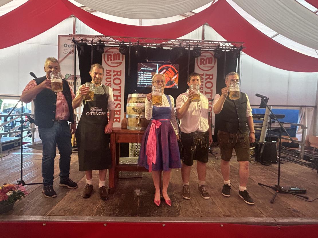 Das Bild zeigt: Herbert Piechaschek (Oettinger Brauerei), Bürgermeister Thomas Heydecker, Pia Kollmar (Geschäftsführende Gesellschafterin Oettinger Brauerei), Festwirt Christian Gruber, Günther Seebauer (Hauptamtsleiter).