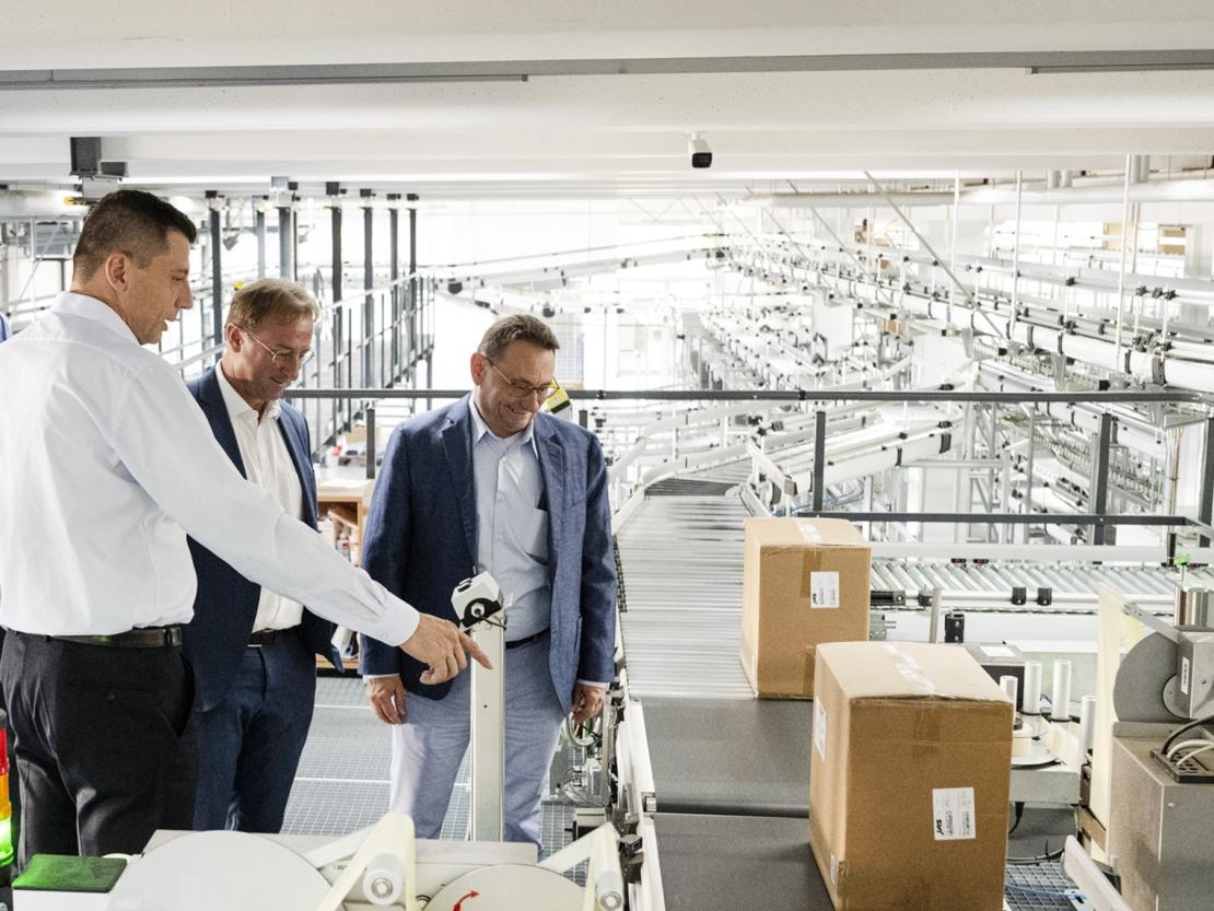 Die beiden Donau-Rieser Politiker MdL Wolfgang Fackler (Mitte) und MdB Ulrich Lange beim Betriebsrundgang mit Hama Geschäftsführer Christian Sokevic Und Hama Mitarbeiter Sebastian Segnitzer (links). 