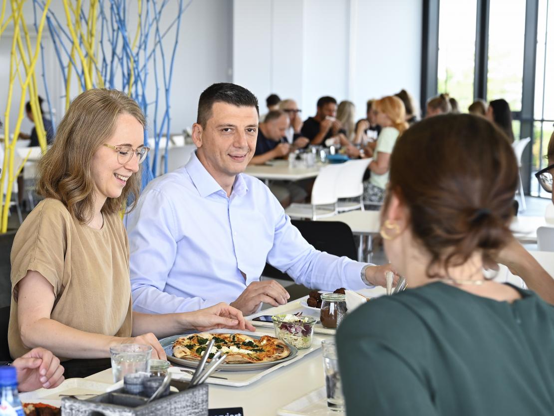 Eva Lettenbauer, bayerische Landtagsabgeordnete und ehemalige Duale Studentin bei Hama, mit Hama Geschäftsführer Christian Sokcevic während der Mittagspause in der Betriebskantine. 