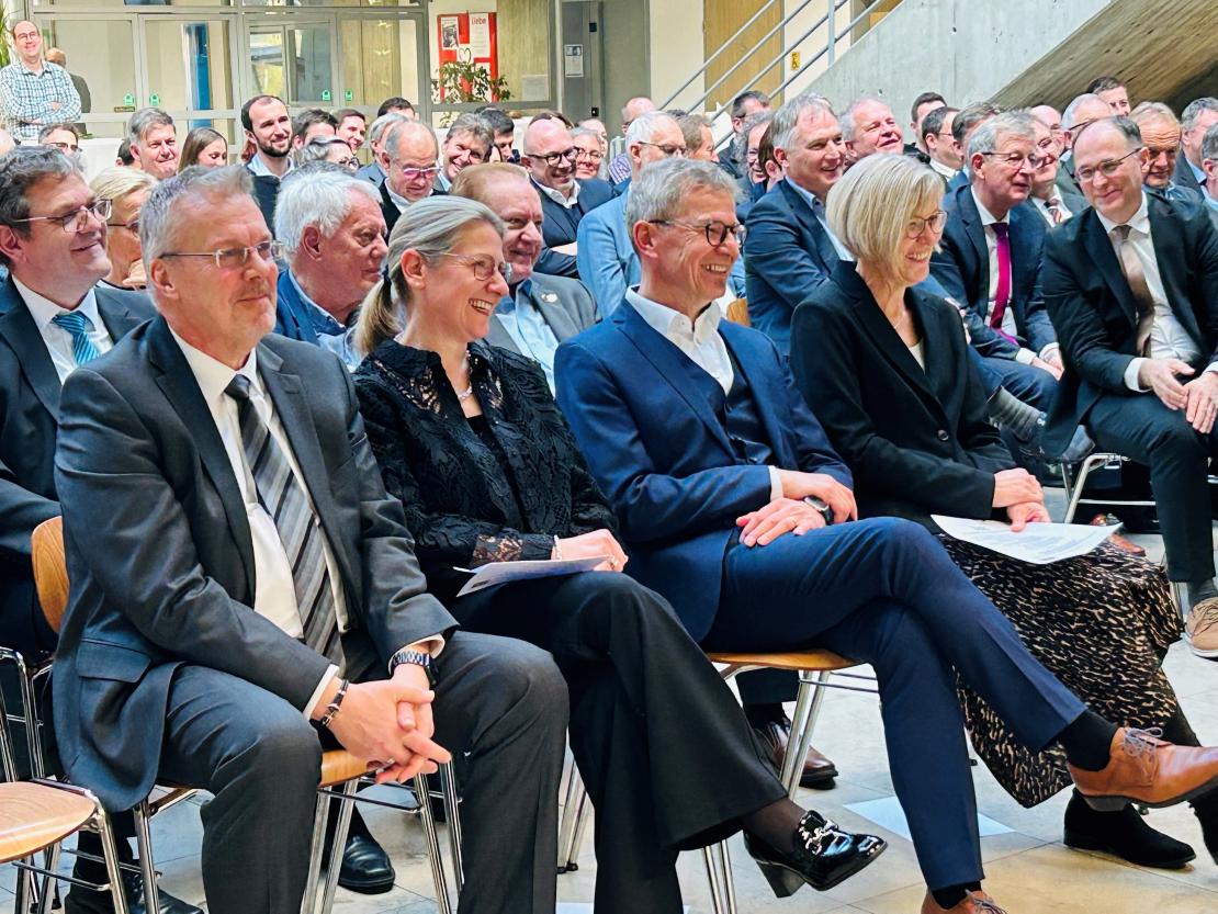 Auf dem Bild zu sehen: Die neue Rektorin der Ludwig-Bölkow-Berufsschule Anja Behnke (2.v.l.) mit ihrem Mann (links) und der ehemalige Rektor, Gerhard Kilian (4.v.l.) mit seiner Frau (rechts). 