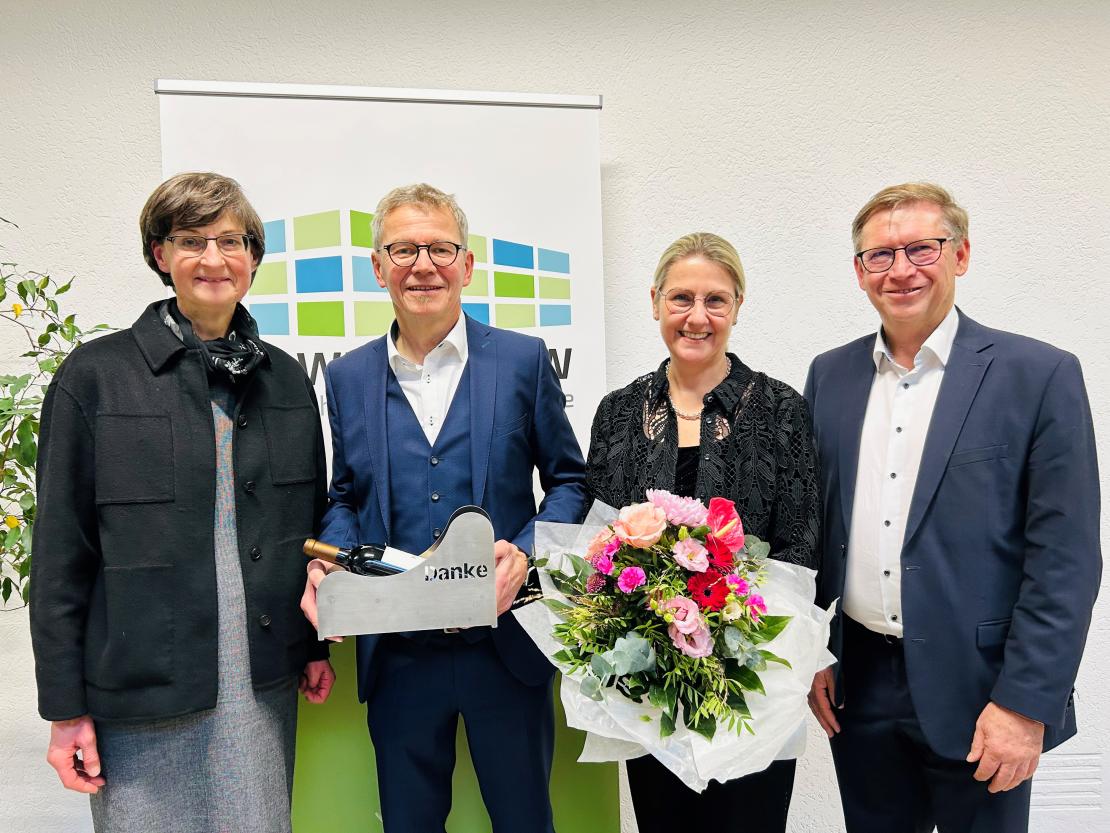 Auf dem Bild zu sehen (von links): Susanne Reif, Leiterin des Bereichs Schulen der Regierung von Schwaben, Oberstudiendirektor a.d. Gerhard Kilian, Oberstudiendirektorin Anja Behnke und Landrat Stefan Rößle. 