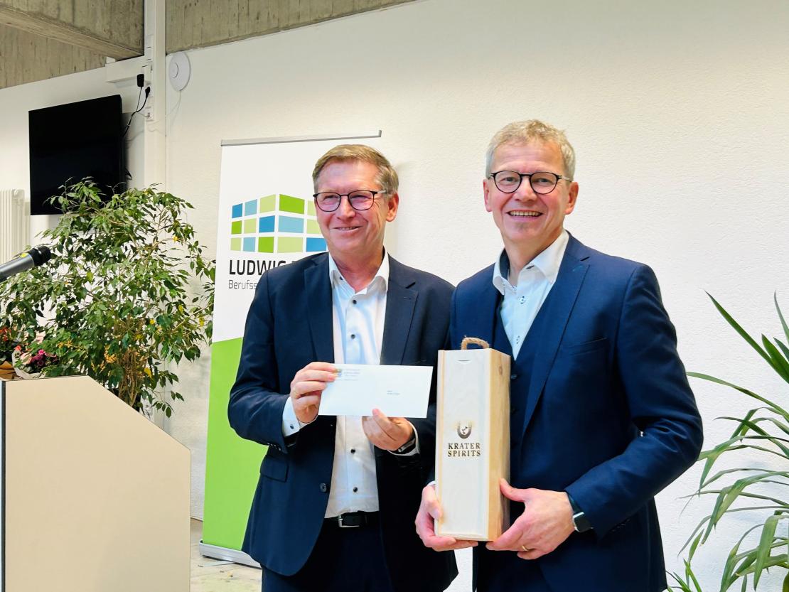 Auf dem Bild zu sehen (von links): Landrat Stefan Rößle und Oberstudiendirektor a.D. Gerhard Kilian. 