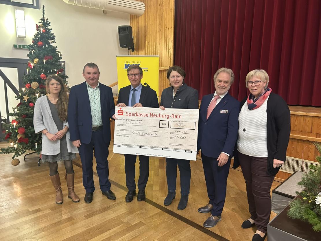 Mit dem dritten Preis wurde die Stadt Donauwörth ausgezeichnet. Das Bild zeigt Sabrina Daniels-Wittmeier (Inklusionsbeauftragte Stadt Donauwörth), Albert Riedelsheimer (3. Bürgermeister Stadt Donauwörth) Landrat Stefan Rößle, Claudia Marb (stellverrtretende Landrätin), Leo Nagel (VdK-Kreisvorsitzender) und Silva Gebhardt (Kreisgeschäftsführerin VdK).