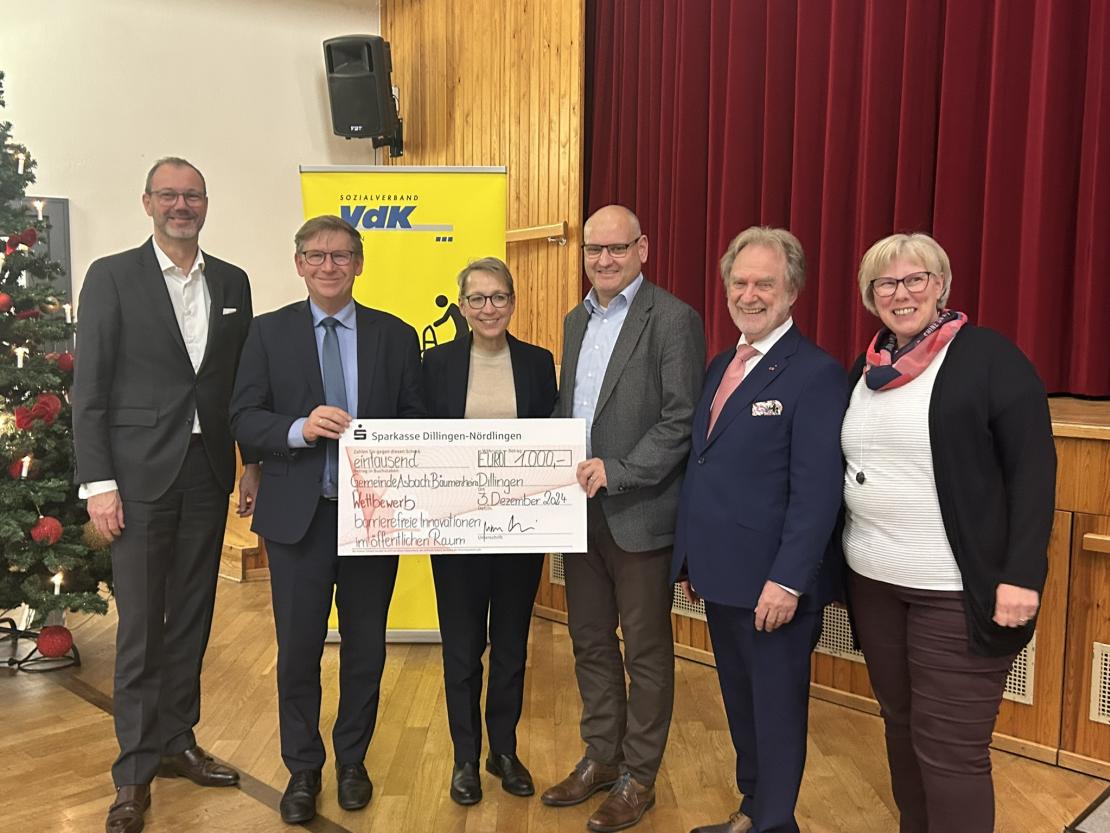 Mit dem ersten Preis wurde die Gemeinde Deiningen ausgezeichnet. Das Bild zeigt Michael Scholz (Sparkasse Donauwörth), Landrat Stefan Rößle, Claudia Gerstner (Beratungsstelle Barrierefreiheit), Martin Paninka (Bürgermeister Asbach-Bäumenheim), Leo Nagel (VdK-Kreisvorsitzender) und Silva Gebhardt (Kreisgeschäftsführerin VdK).