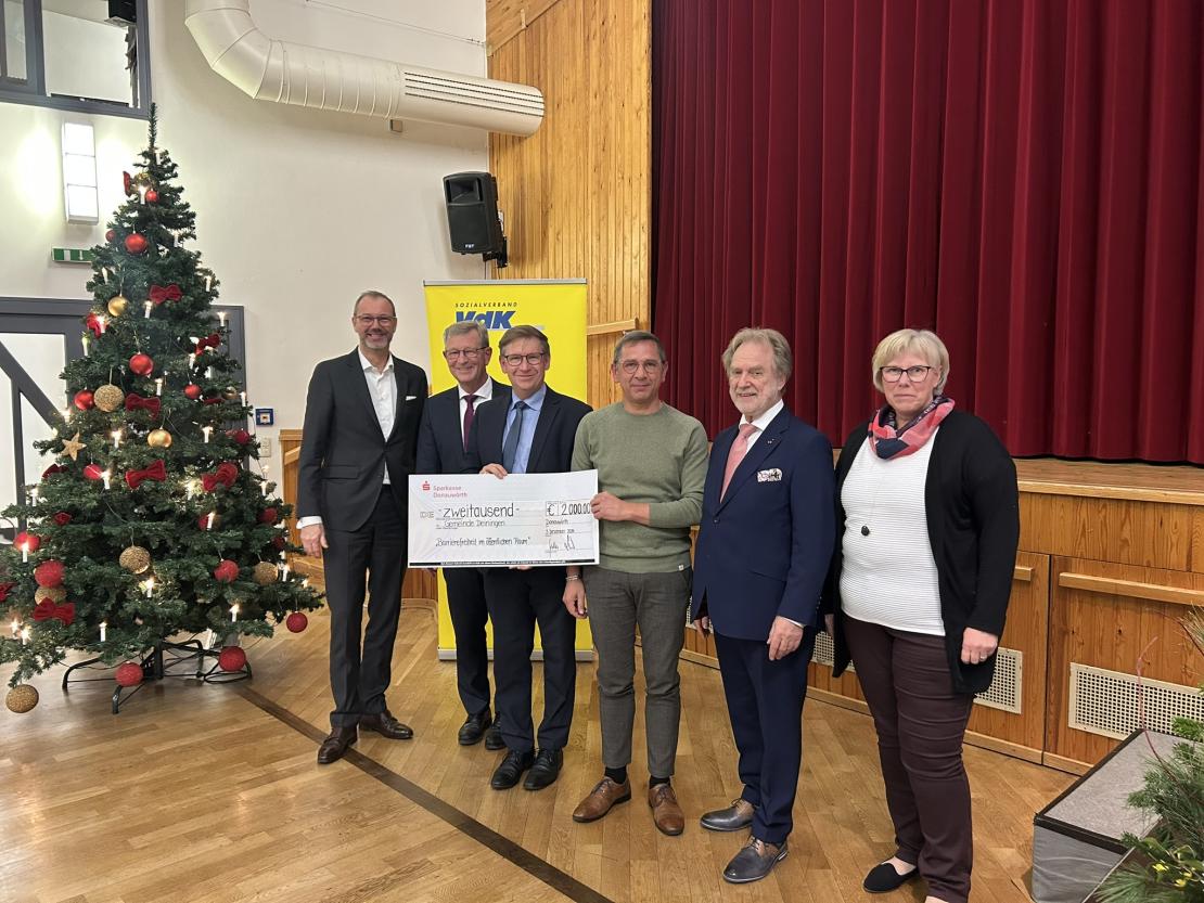 Mit dem ersten Preis wurde die Gemeinde Deiningen ausgezeichnet. Das Bild zeigt Michael Scholz (Sparkasse Donauwörth), Peter Schiele (Vizepräsident Bezirkstag Schwaben), Landrat Stefan Rößle, Wilhelm Rehklau (Bürgermeister Deiningen), Leo Nagel (VdK-Kreisvorsitzender) und Silva Gebhardt (Kreisgeschäftsführerin VdK).