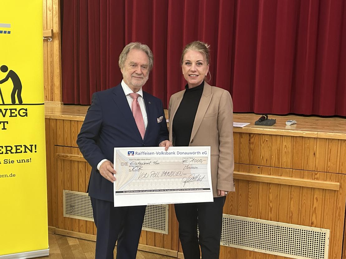 Für Von Poll Immobilien übergab Judith Ernst eine Spende in Höhe von 1000 Euro an VdK-Kreisvorsitzenden Leo Nagel.