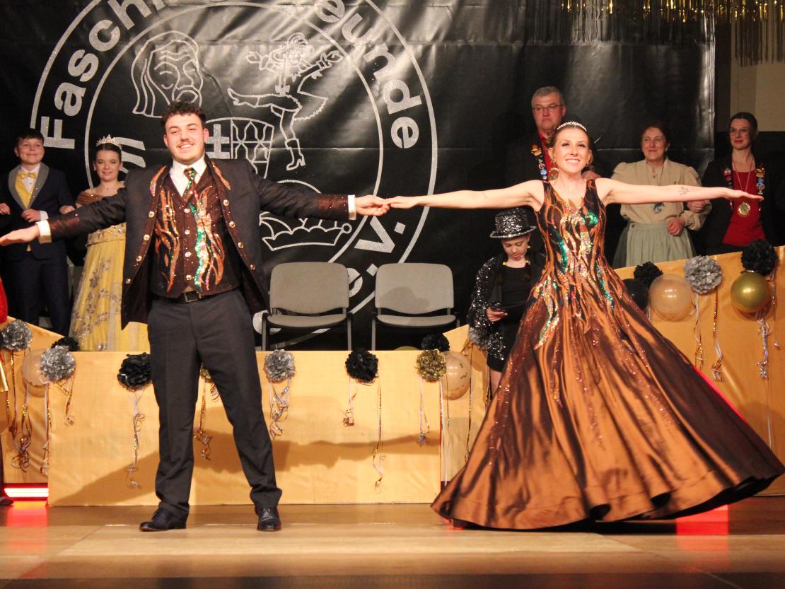 Das Bild zeigt Impressionen der Prunksitzung. 