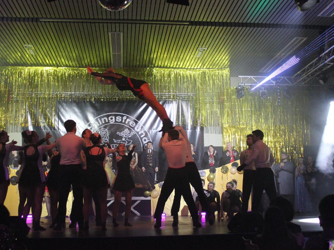 Das Bild zeigt Impressionen der Prunksitzung. 