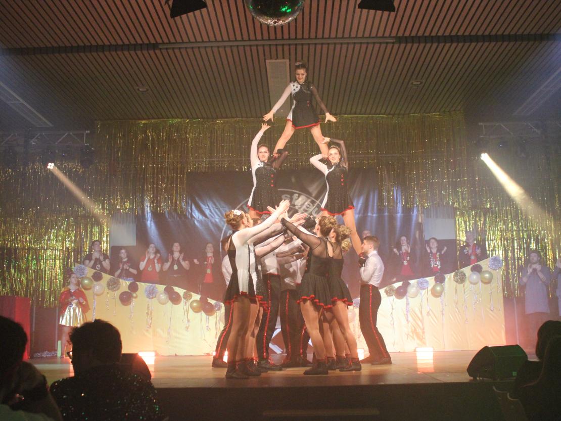 Das Bild zeigt Impressionen der Prunksitzung. 