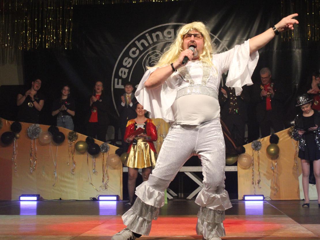 Das Bild zeigt Impressionen der Prunksitzung. 